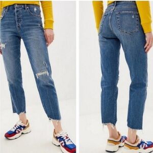 GAP Women's Distressed Cheeky Straight Cropped Jean- size 8/29